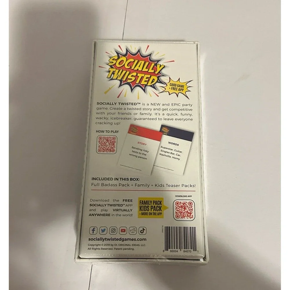 SOCIALLY TWISTED Friends And Family Party  Fun Card Game Night  (NEW)